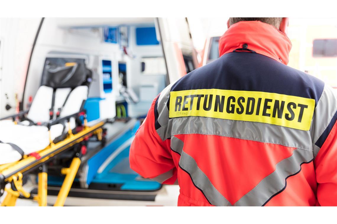 Der Rettungsdienst brachte den Mann und seine gleichaltrige Beifahrerin in eine Klinik. Der Fahrer erlag dort seinen Verletzungen.