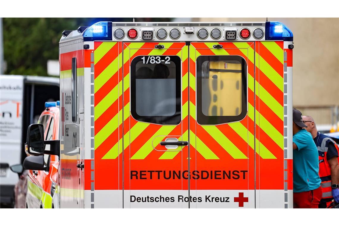 Der Rettungsdienst brachte den Motorradfahrer in ein Krankenhaus. (Symbolbild)