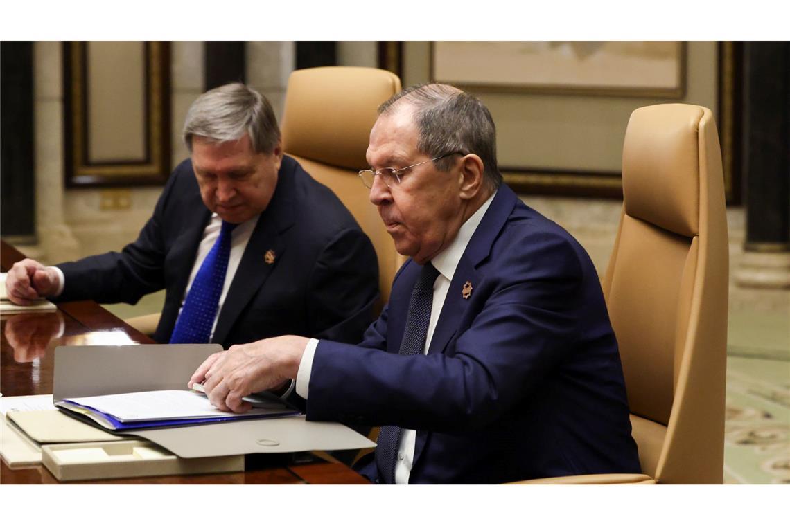 Der russische Außenminister Sergej Lawrow (r) sitzt neben dem außenpolitischen Berater des russischen Präsidenten Putin, Juri Uschakow.