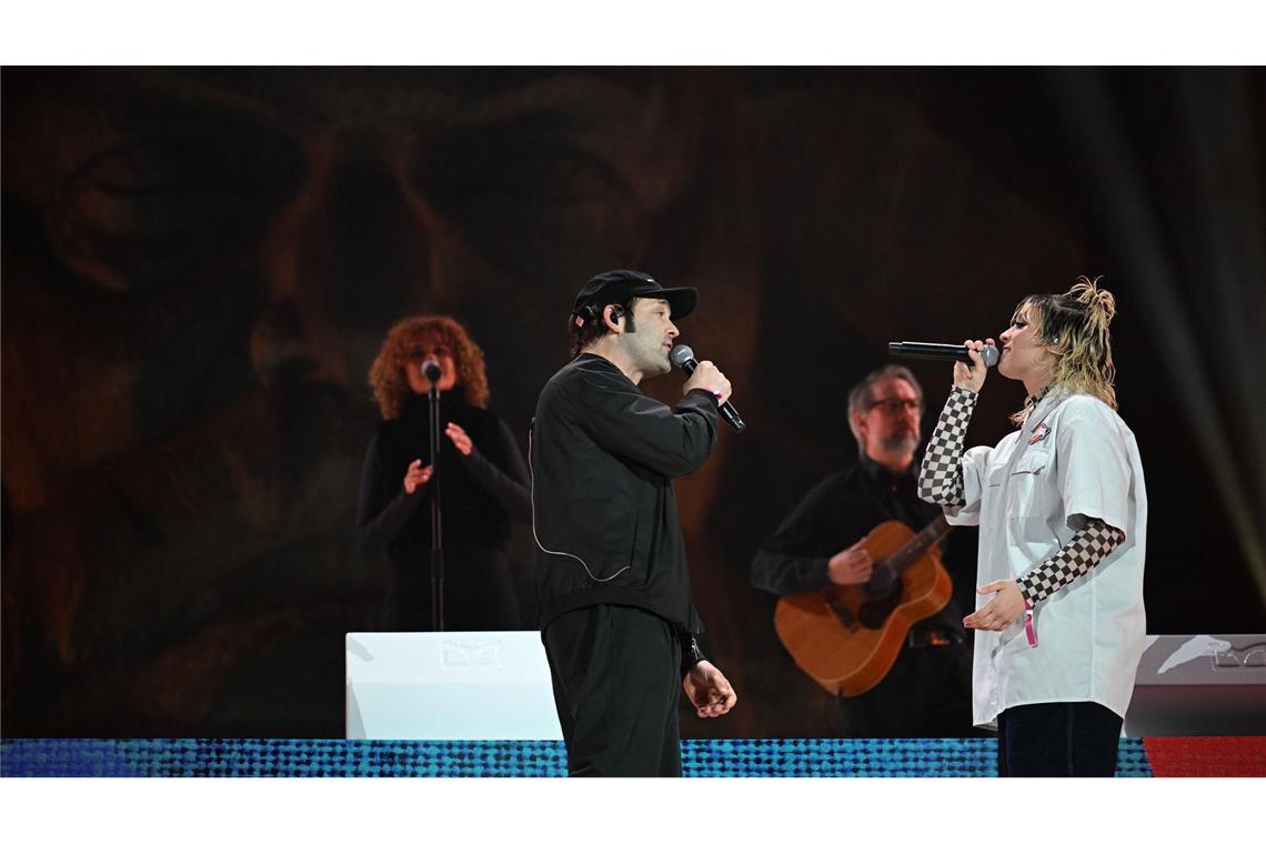 Der Sänger Bosse und die Sängerin Paula Carolina bei der Eröffnungsshow der Europäischen Kulturhauptstadt in Chemnitz.