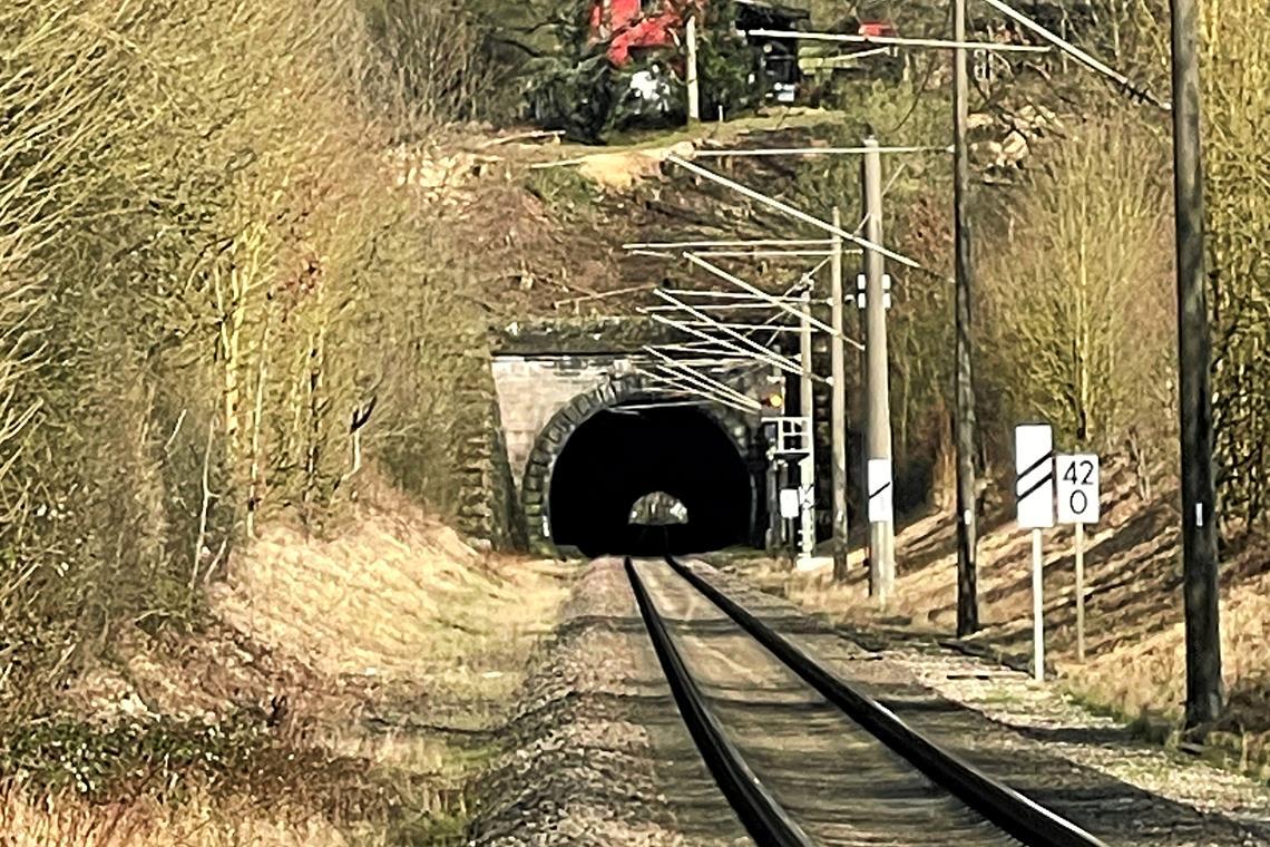 Der Schanztunnel bei Fichtenberg, gesehen vom Bahnübergang Plapphof. Zurzeit erfolgen vor Ort Probebohrungen beziehungsweise Bodenerkundungen zum Neubau des Tunnels. Sie sollen bis Mitte April abgeschlossen sein. Foto: Richard Färber