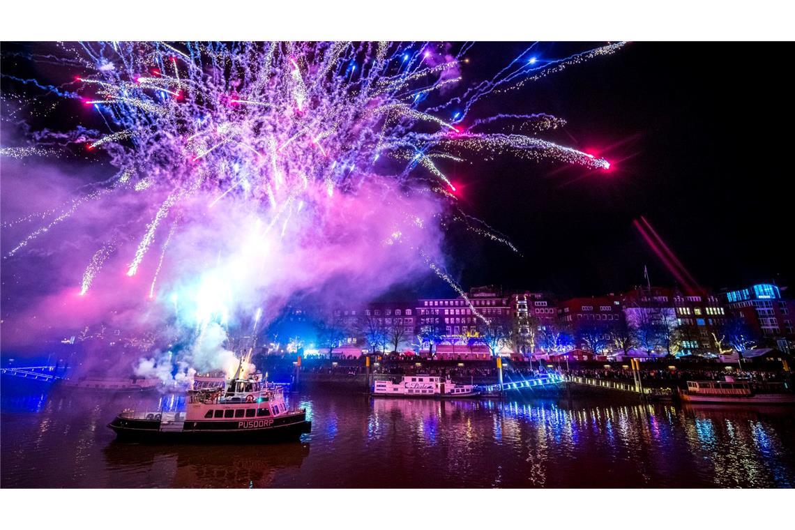 Der "Schlachte-Zauber" auf der Weserpromenade in Bremen wird mit einem Feuerwerk eröffnet. Vom 25. November an können Besucher an der Weserpromenade Schlachte und auf dem Marktplatz die Bremer Weihnachtsmärkte besuchen.