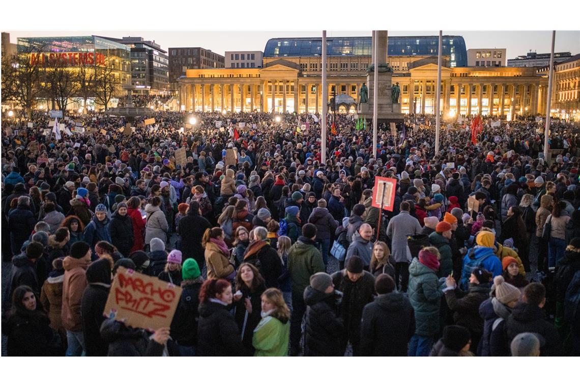 Der Schlossplatz war am Samstagabend ...