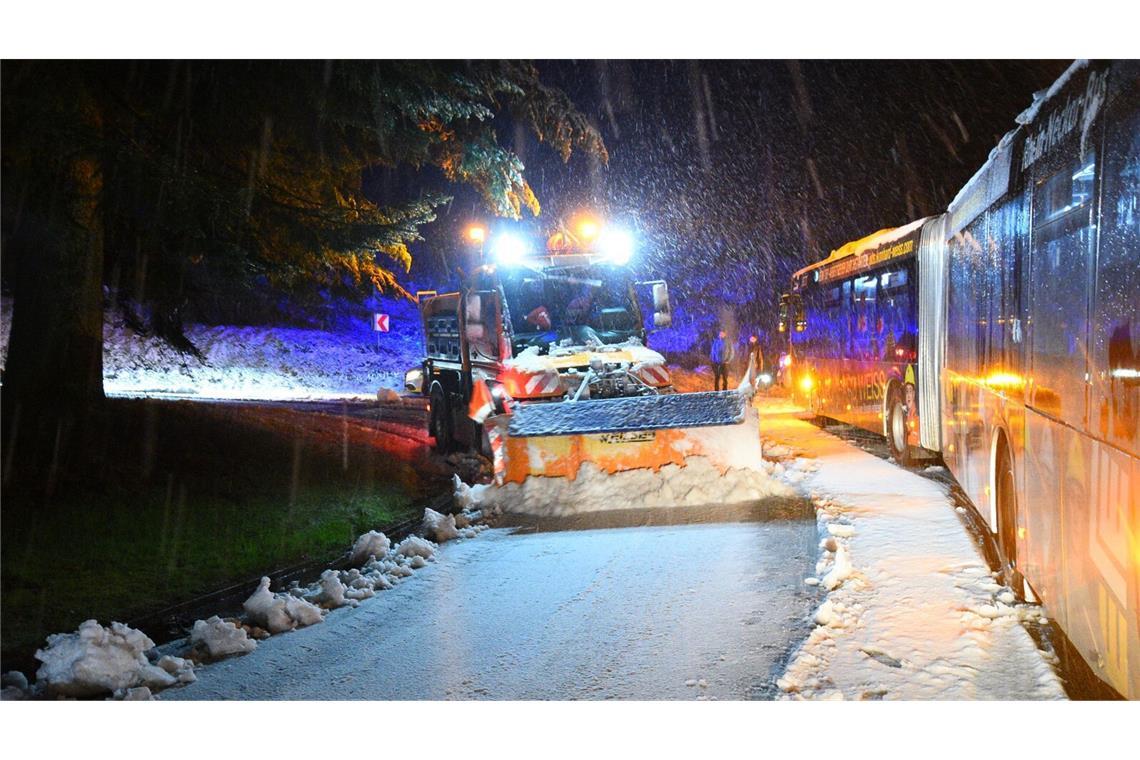 Der Schnee und glatte Straßen haben zu zahlreichen Unfällen geführt. (Archivbild)