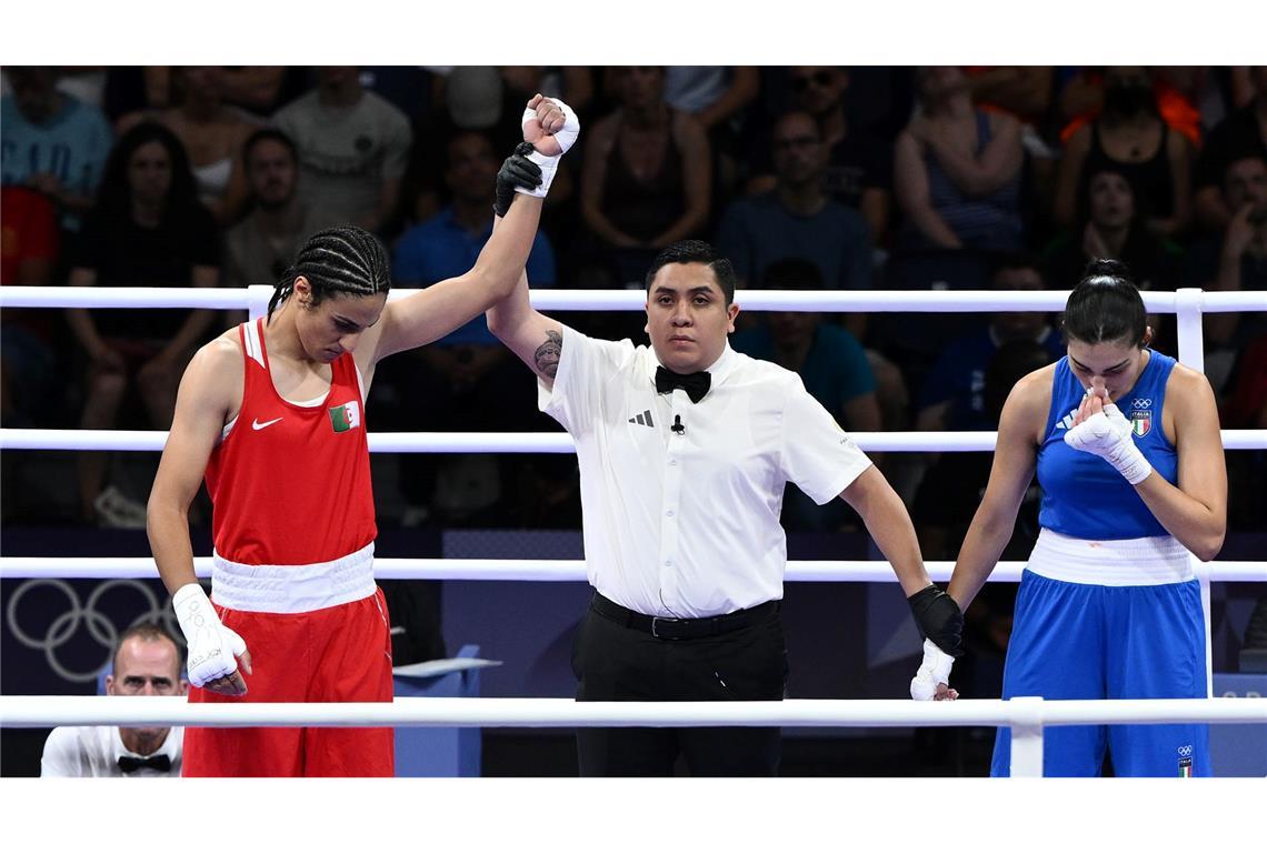 Der schnelle Sieg von Boxerin Imane Khelif (l) zum Olympia-Auftakt löste eine heftige Debatte um ihre Zulassung aus.