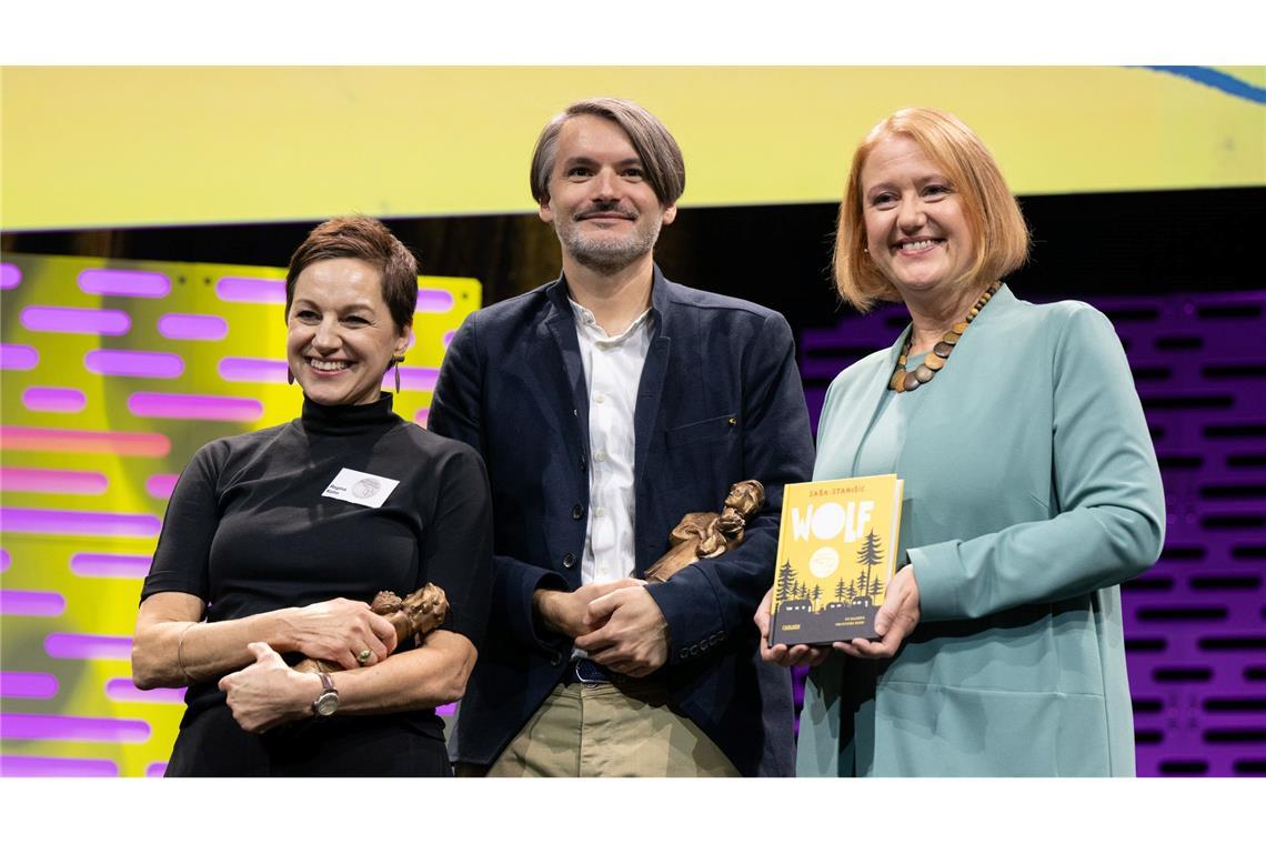 Der Schriftsteller Saša Stanišić und die Illustratorin Regina Kehn (links) haben den Jugendliteraturpreis für ihr Kinderbuch "Wolf" gewonnen.