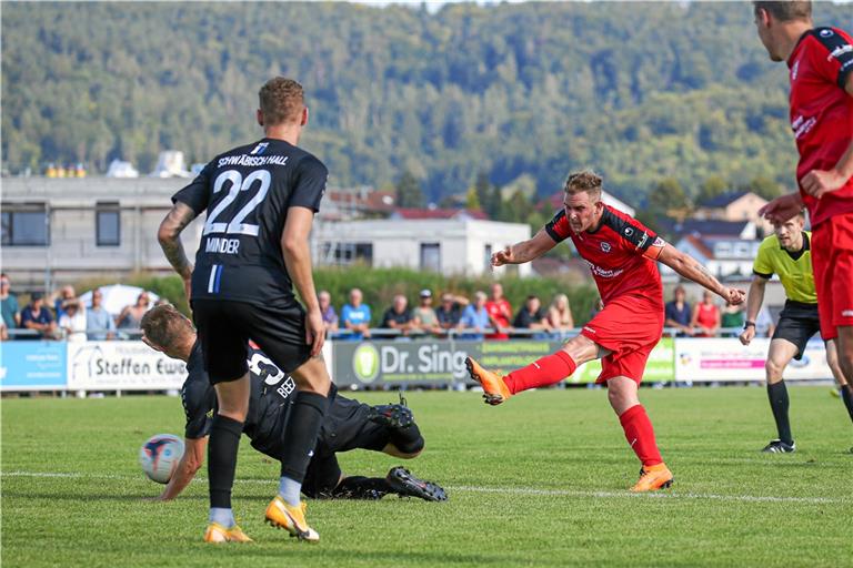 Der Schuss zum 2:0 gegen Schwäbisch Hall war eines von bislang neun Saisontoren von Allmersbachs Kapitän Kim Schmidt. Foto: A. Becher