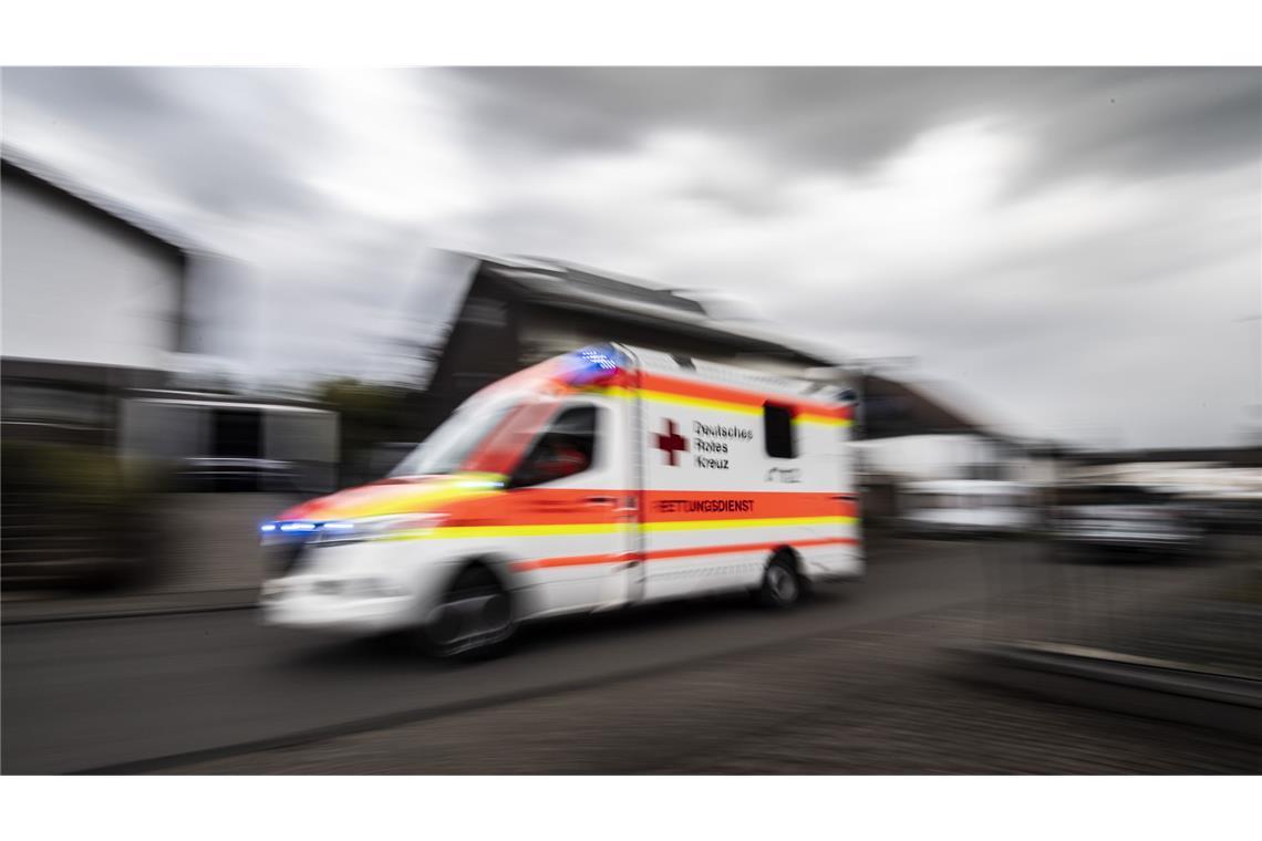 Der schwer verletzte Mann wurde in ein Krankenhaus gebracht. (Symbolbild)