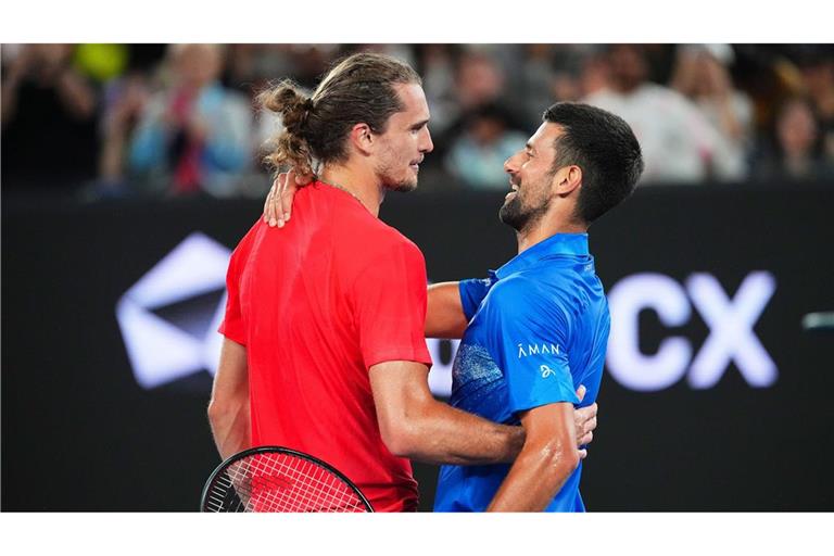 Der serbische Tennisspieler  Novak Djokovic (r) stellte Fragen an den deutschen Tennisstar Alexander Zverev (l) in einer Pressekonferenz. (Archivbild)