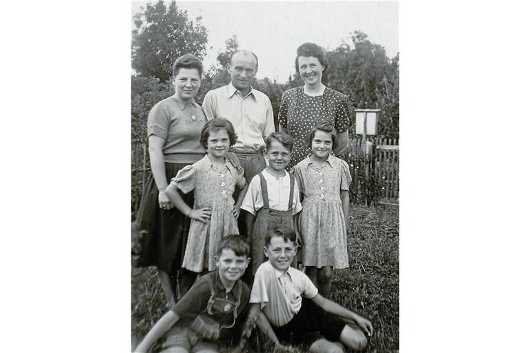 Der spätere Fußball-Kaiser als Fünfjähriger inmitten der Verwandtschaft und Familie (hinten von links): Magdalena Belz, Karl Kettner und Antonie Beckenbauer, (Mitte) Sigrid Belz, Franz Beckenbauer, Anneliese Belz sowie (vorne) Rolf Belz und Walter Beckenbauer.Foto: privat