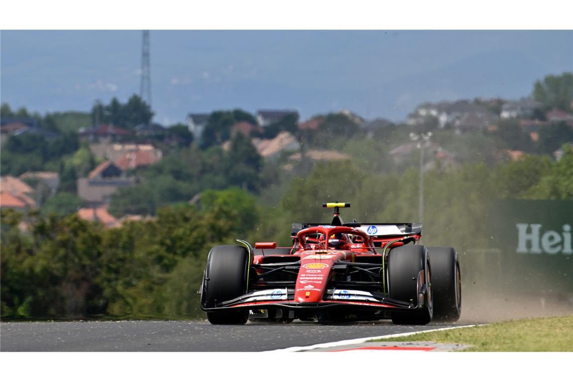 Der Spanier Carlos Sainz gibt im ersten Training das Tempo vor.