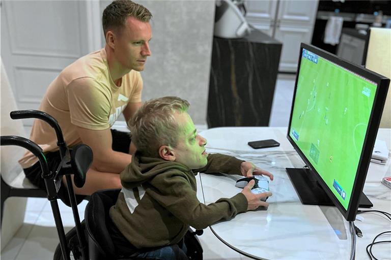 Der Star neben dem Star: Nationaltorhüter Bernd Leno und Niklas Luginsland arbeiten in Sachen E-Sport Hand in Hand. Foto: privat