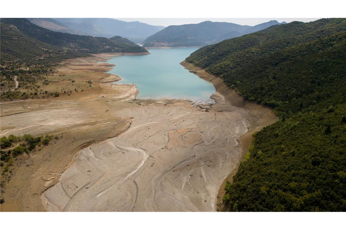 Der Stausee liegt 250 Kilometer westlich von Athen.