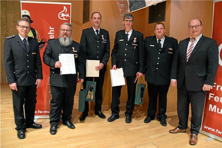 Der stellvertretender Kreisbrandmeister Jochen Wolf (links), Bürgermeister Armin Mößner (rechts) und Kommandant Stefan Krehan (Zweiter von rechts) zeichneten unter anderem Gerald Wurster (Zweiter von links), Michael Stooß und Ulrich Kircher aus. Foto: Elisabeth Klaper