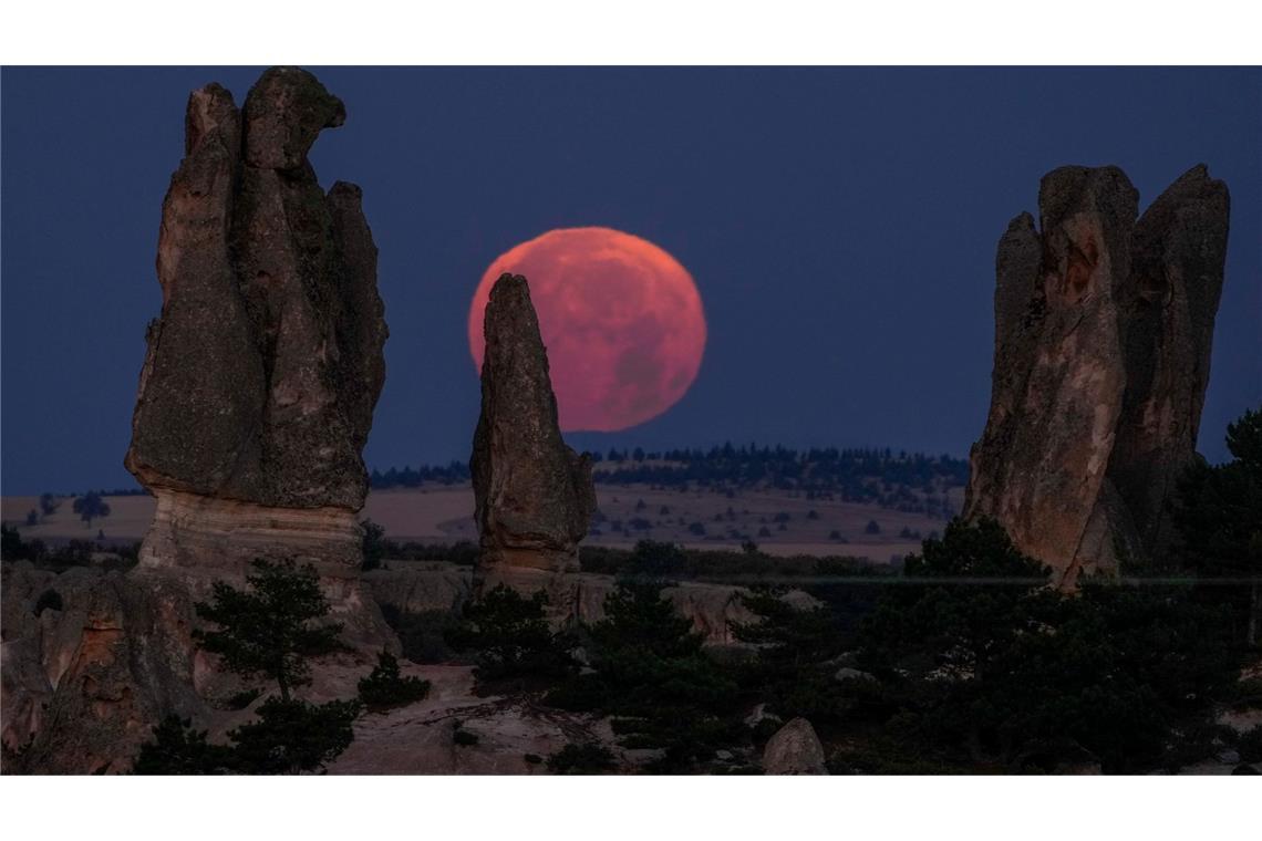 Der Super-Mond geht hinter einer  Felsformation im phrygischen Tal unter.