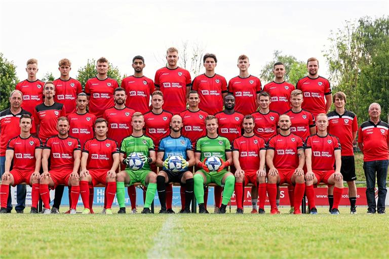 Der SV Allmersbach steht vor seiner dritten Landesliga-Saison hintereinander. Hintere Reihe von links: Mario Greiner, Tim Seyfferle, Kevin Salzmann, Azad Bozkurt, Felix Geck, Lorik Dukaj, Nick König, Boris Lazic, Yannik Traub. Mittlere Reihe von links: Vorstand Sport Günter Schäffler, Betreuer Luca Pavan, Ismail Cephe, Philipp Weller, Marius Gebhardt, Tim Wehrsig, Roland Teiko, Max Scholze, Nick Rühle, Spielertrainer Jan Demmler, Betreuer Günther Pavan. Vordere Reihe von links: Dennis Ullrich, Kim Schmidt, Hannes Theilacker, Robin Holzwarth, Dario Nieswandt, Marvin Traub, Michael Heißwolf, Tim Fuchslocher und Simon Ferber. Foto: Alexander Becher