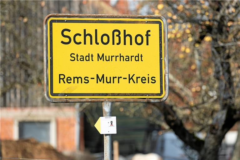 Der Teilort Schloßhof ist überschaubar, die Einwohnerzahl liegt im unteren zweistelligen Bereich. Eine Befürchtung in der Beratung war, dass zu wenig Stellplätze für die Besitzer der Pensionspferde vorhanden sind. Die müssen allerdings im Rahmen des weiteren Bauantrags nachgewiesen werden, wie Baurechtsamtsleiterin Simone Sauer erläuterte. Foto: J. Fiedler