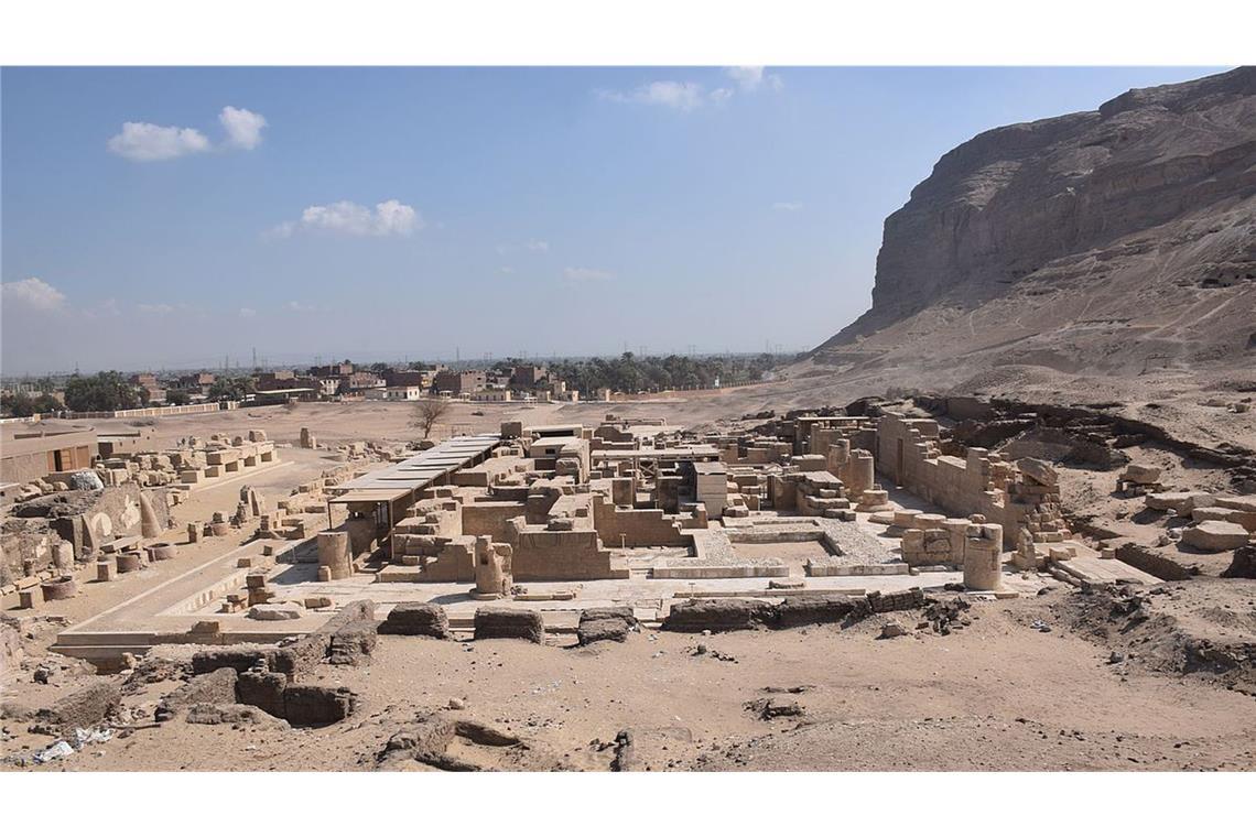 Der Tempel von Ptolemaios XII. beim Dorf Sohag von  gesehen.