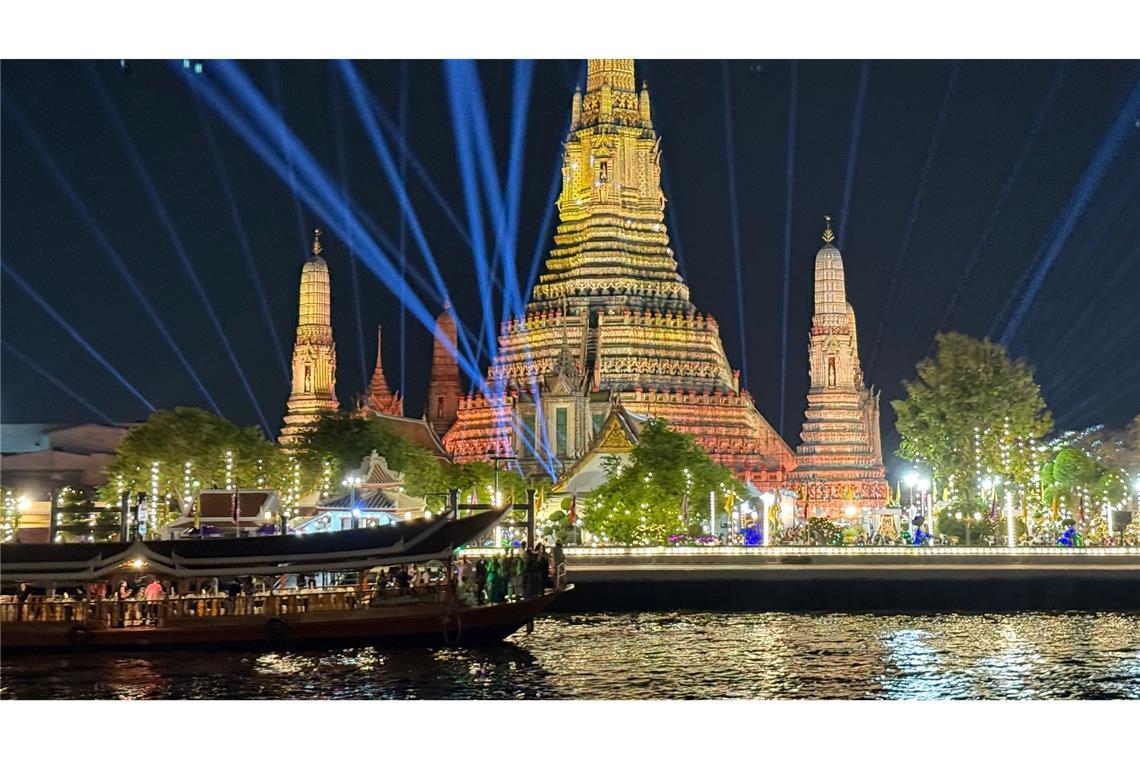 Der Tempel Wat Arun in Bangkok ist für Silvesterfeierlichkeiten in besonderem Licht angestrahlt.