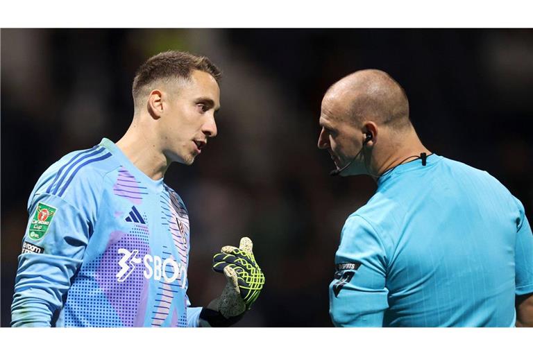 Der Torhüter von Fulham, Steven Benda, unterhält sich mit dem Schiedsrichter während des Elfmeterschießens.