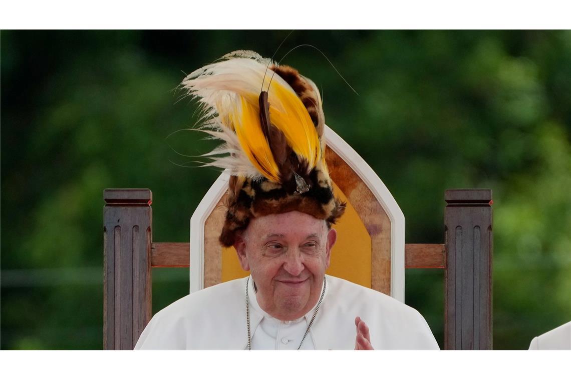 Der traditionelle Federhut, der steht ihm gut. Papst Franziskus bei einem Treffen mit Gläubigen in Vanimo, Papua-Neuguinea.