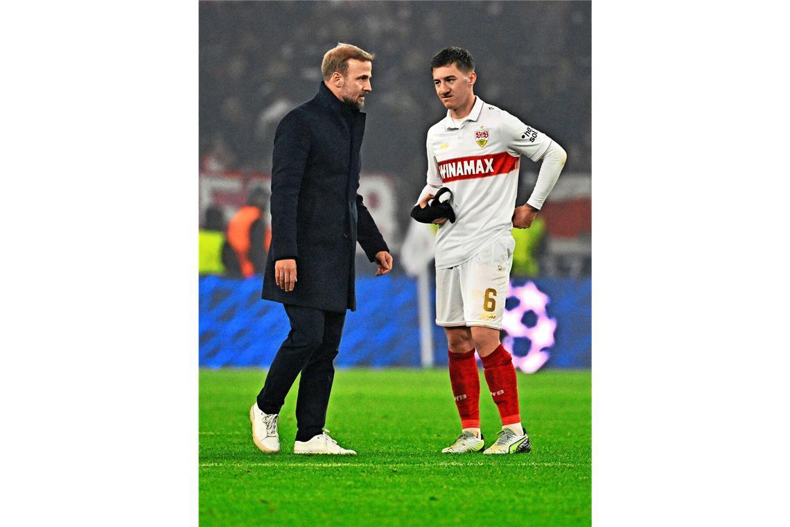 Der Trainer und sein Taktgeber: Sebastian Hoeneß (li.) und Angelo Stiller wollen zurück nach Europa.
         
           Foto: imagoIMAGO/Michael Weber