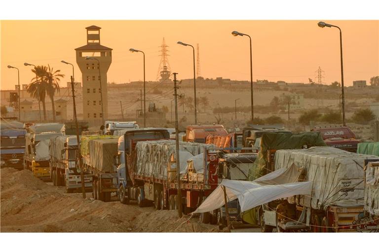 Der Transport von Hilfsgütern zu den notleidenden Menschen im Gazastreifen so wie auf diesem Archiv-Foto vom vergangenen September zu sehen, ist riskant. Nachdem ein Konvoi mit mehr als 100 Lastwagen geplündert wurde, ging die islamistische Hamas Augenzeugenberichten zufolge gegen Plünderer und andere Kriminelle vor.