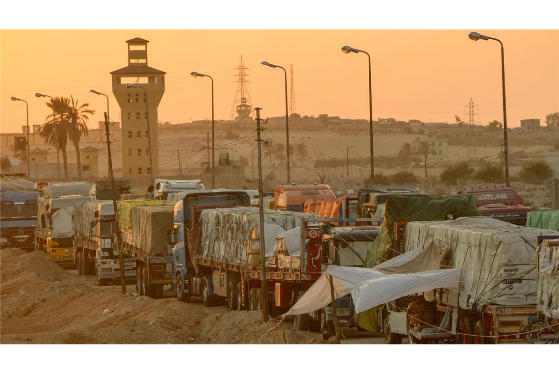 Der Transport von Hilfsgütern zu den notleidenden Menschen im Gazastreifen so wie auf diesem Archiv-Foto vom vergangenen September zu sehen, ist riskant. Nun wurde ein Konvoi mit mehr als 100 Lastwagen geplündert.