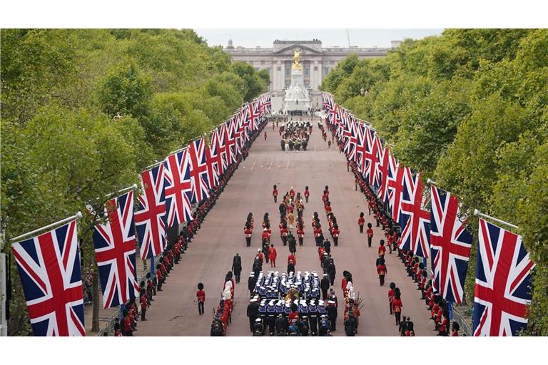 Der Trauerzug mit dem Sarg der gestorbenen britischen Königin Elizabeth II. führte über die Prachtstraße The Mall.