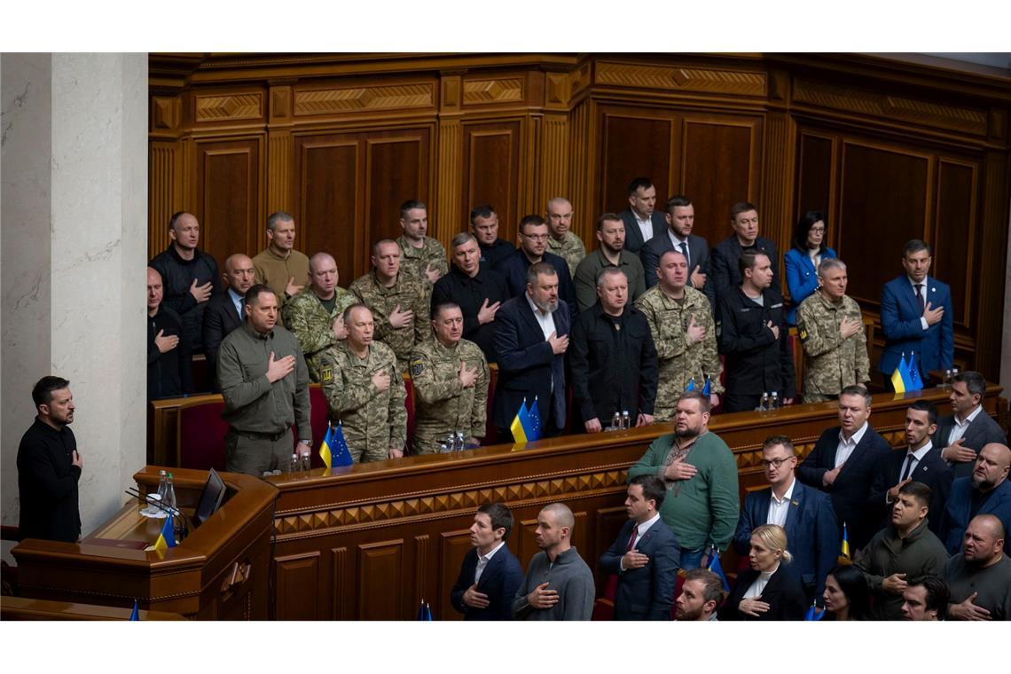 Der ukrainische Präsident Wolodymyr Selenskyj hat im Parlament seinen "Siegesplan" zur Beendigung des Krieges mit Russland vorgestellt.