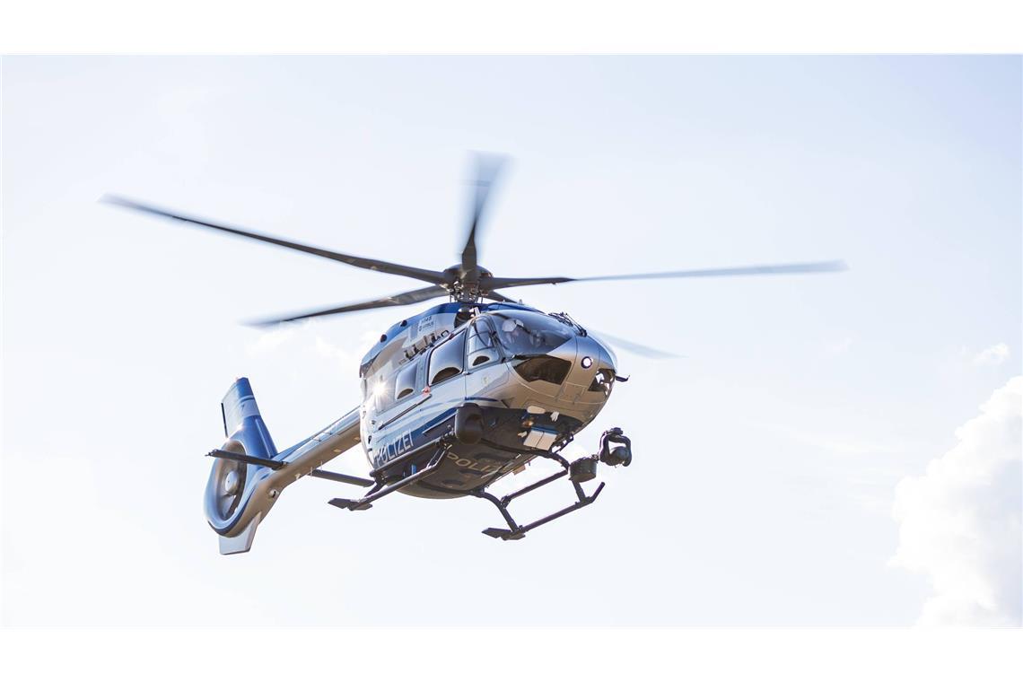 Der Unfallverursacher wurde unter anderem mit einem Helikopter gesucht und schließlich schwer verletzt festgenommen. (Symbolfoto)