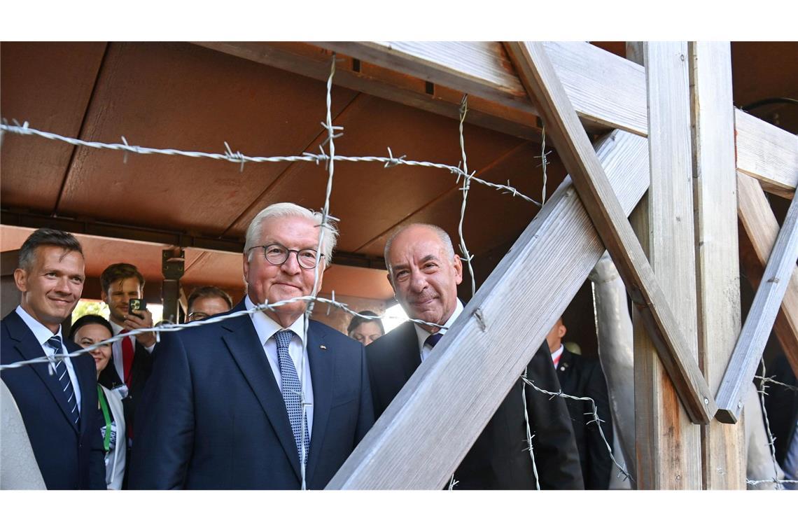 Der ungarische Staatspräsident Tamas Sulyok (r) und Bundespräsident Frank-Walter Steinmeier blicken auf die Überreste des Eisernen Vorhangs.