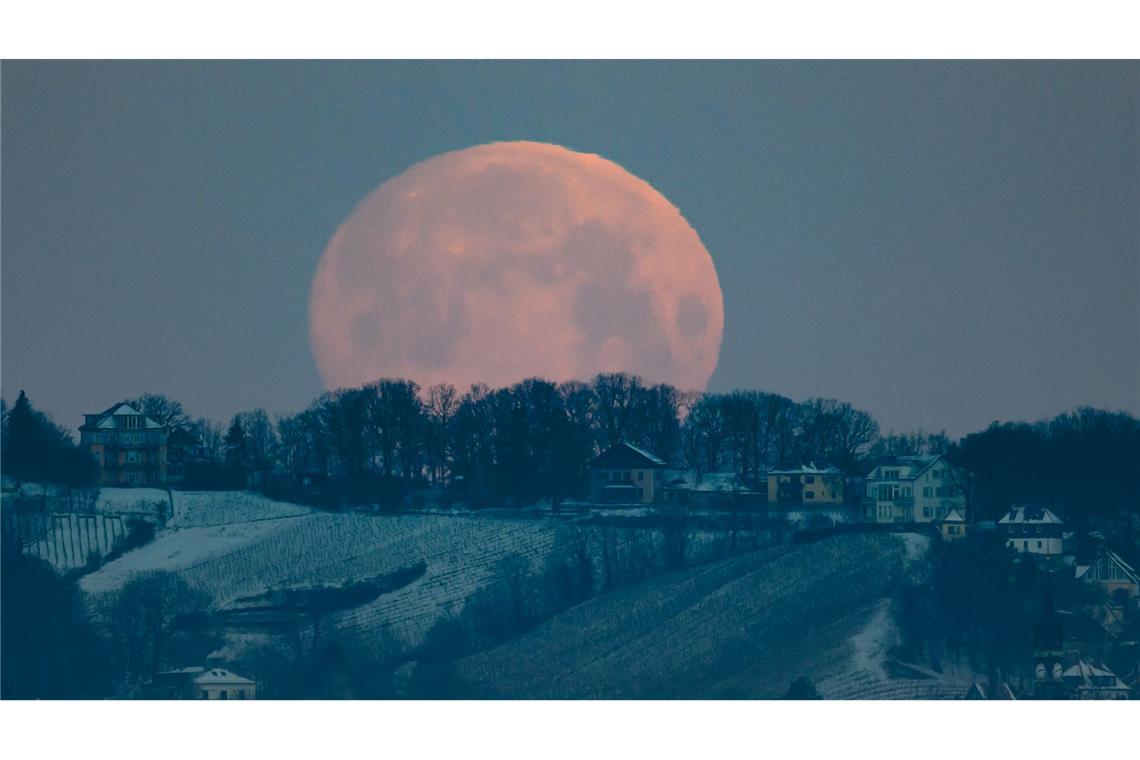 Der untergehende Mond am Morgen.