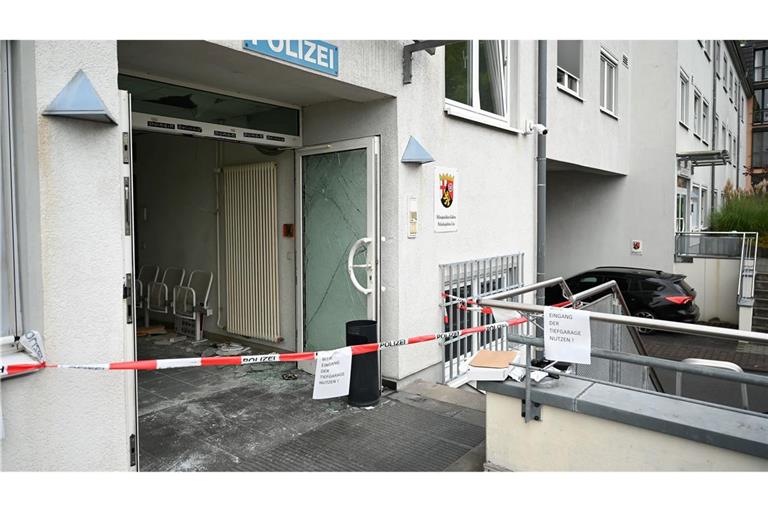 Der Verdächtige erschien nachts auf der Polizeiwache und soll wiederholt "Allahu Akbar" ("Gott ist groß") gerufen und angekündigt haben, Polizisten töten zu wollen.