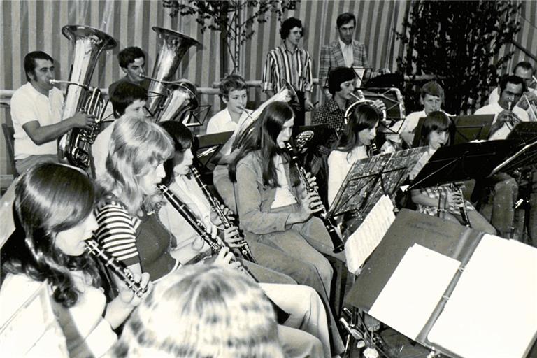 Der Verein wurde 1971 aus der Taufe gehoben, dann formierten sich die Musiker allmählich. Es kostete einige Zeit und Mühen, bis für alle auch Instrumente angeschafft werden konnten. Die Aufnahme zeigt den Auftritt der ersten Kapelle beim Gründungsfest, das im Sommer 1972 schließlich steigen konnte.