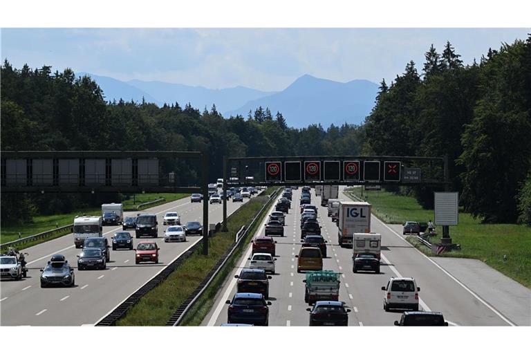 Der Verkehr wurde am Morgen über den Standstreifen geleitet. (Symbolbild)