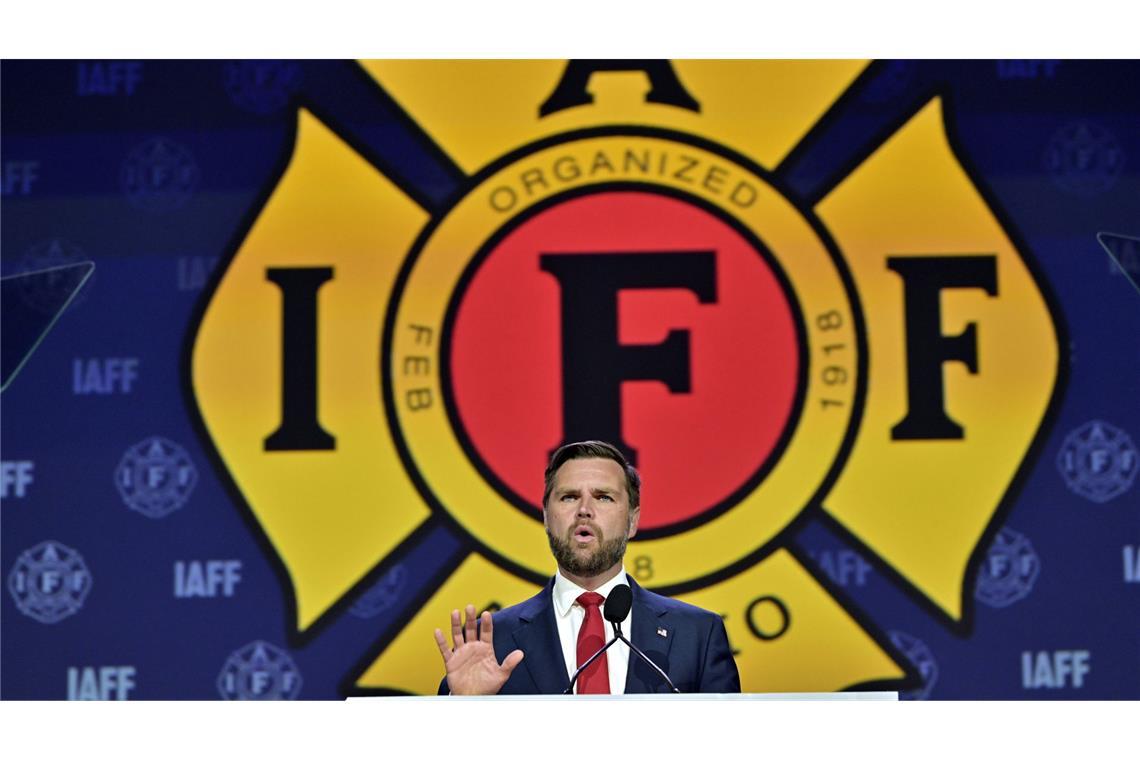 Der Vizepräsidentschaftskandidat der Republikaner, J.D. Vance, spricht zu den Teilnehmern der International Association of Fire Fighters Convention.