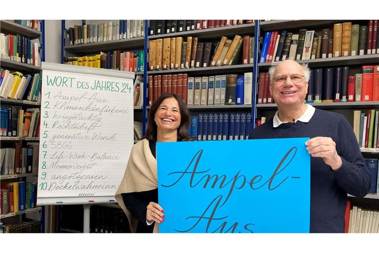 Der Vorstandsvorsitzende Peter Schlobinski (r) und die Geschäftsführerin Andrea-Eva Ewels der Gesellschaft für deutsche Sprache in Wiesbaden stellen das Wort des Jahres 2024 vor: "Ampel-Aus".