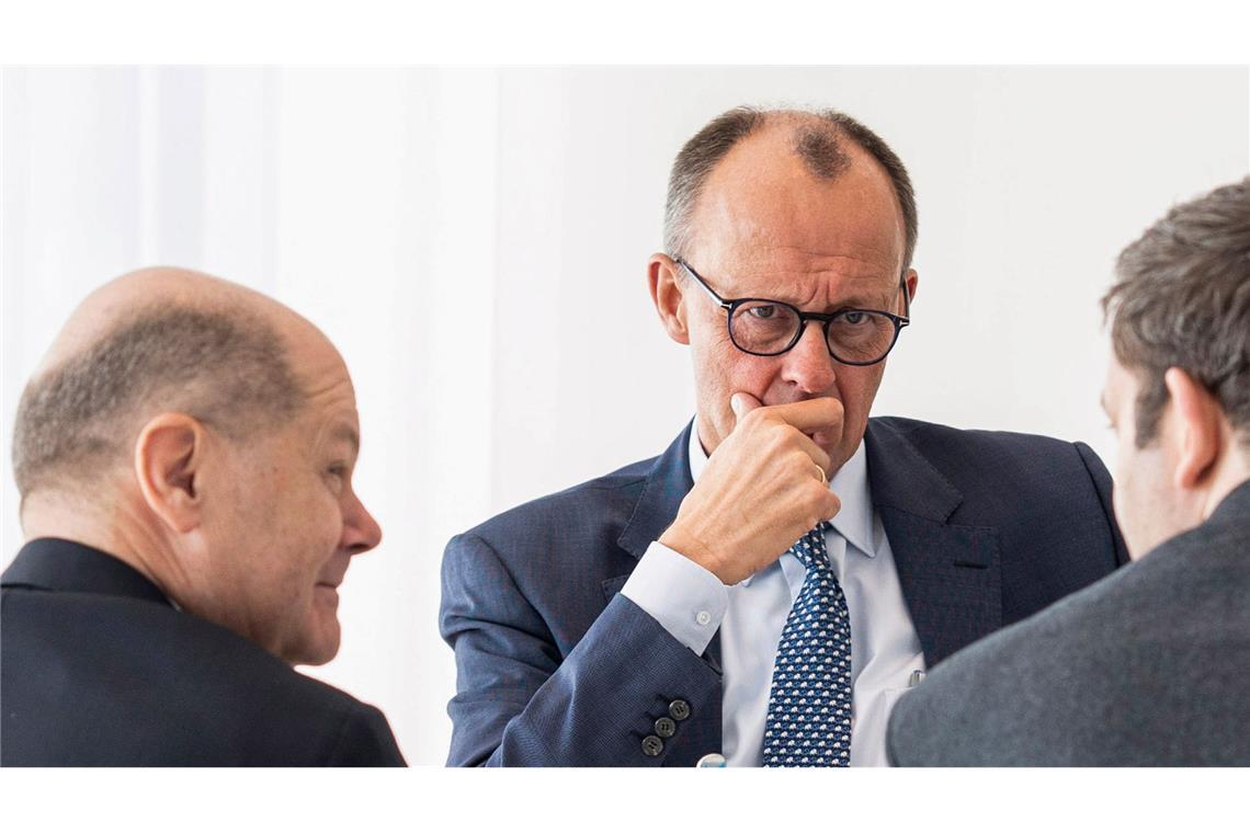 Der wahrscheinliche nächste Bundeskanzler Friedrich Merz (CDU) berät im Kanzleramt mit Amtsinhaber Olaf Scholz (SPD) und SPD-Chef Lars Klingbeil über das weitere Vorgehen.