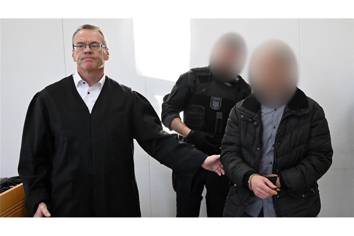 Der wegen Mordes an der neunjährigen Valeriia verurteilte 37-Jährige (r) wird im Landgericht Chemnitz neben seinem Verteidiger Jörg Neuber (l) vorgeführt. (Archivbild)