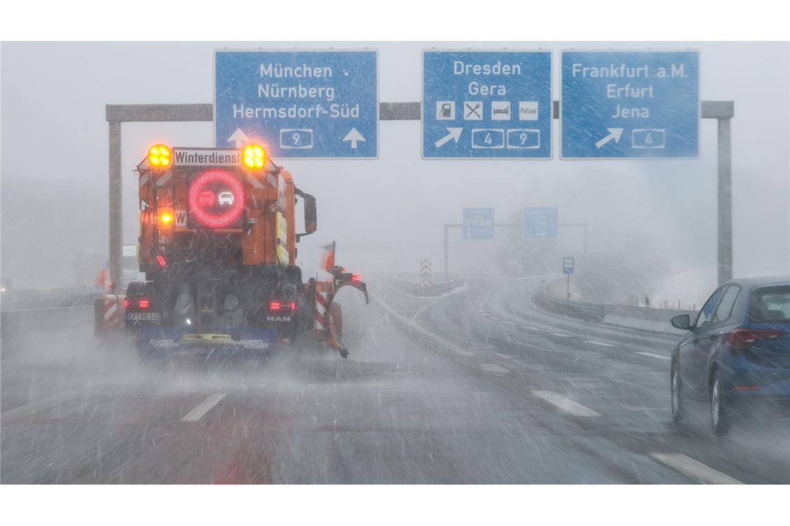 Der Winterdienst ist auf der A9 am Hermsdorfer Kreuv wieder unterwegs.