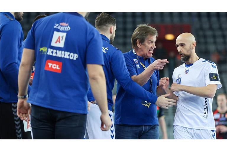 Der Zagreber Coach Velimir Petkovic verteilt Anweisungen an seinen Spieler Roko Trivkovic (re.) .