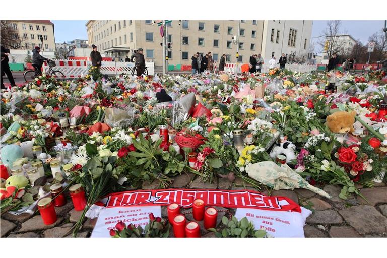 Der zentrale Gedenkort vor der Johanniskirche gleicht einem Blumenmeer.