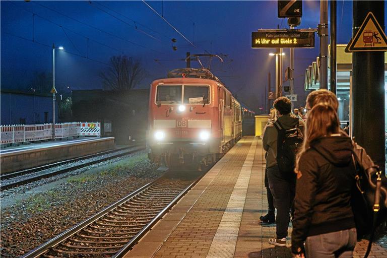 Der Zug nach Stuttgart trifft an diesem Donnerstagmorgen pünktlich am Sulzbacher Bahnhof ein – auch wenn die Zeitanzeige dazu weniger passt. Für Pendlerinnen und Pendler auf der Murrbahn keine Selbstverständlichkeit, die in den vergangenen Wochen und Monaten viel wegstecken mussten, was Probleme auf der Strecke anbelangte. Fotos: Stefan Bossow