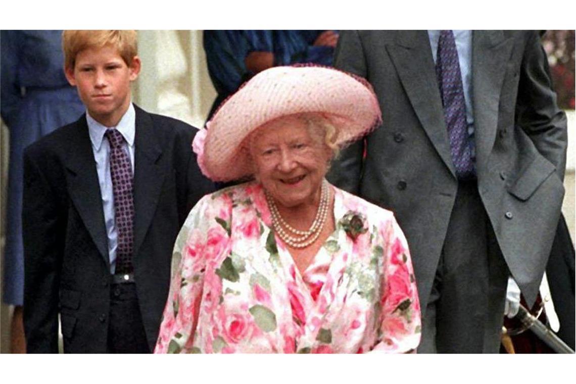 Der zwölfjährige Prinz Harry mit seiner Urgroßmutter Elizabeth Bowes-Lyon, besser bekannt als Queen Mum.