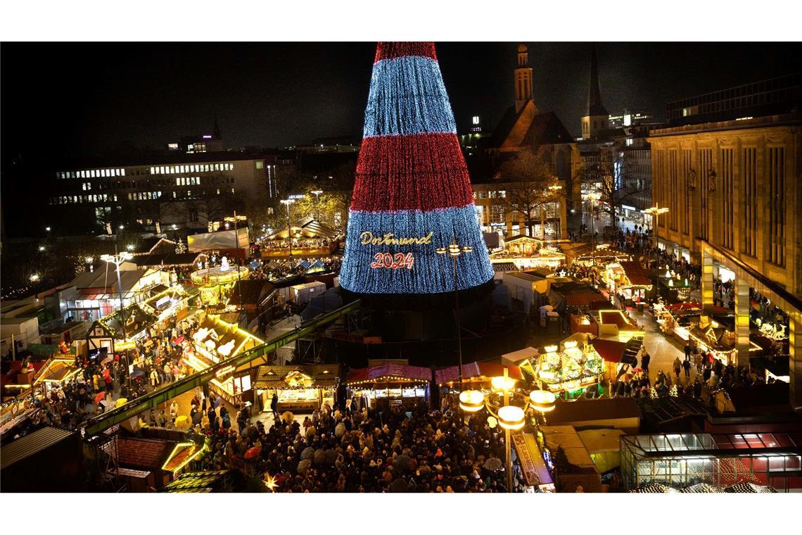 Des riesigen Weihnachtsbaums auf dem Weihnachtsmarkt in Dortmund wird eingeschaltet.