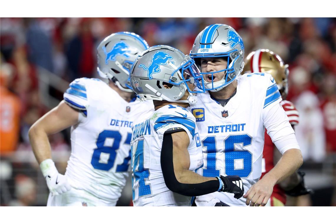 Detroit Lions-Quarterback Jared Goff (16) jubelt nach einem Touchdown-Pass zu Wide Receiver Amon-Ra St. Brown (14).