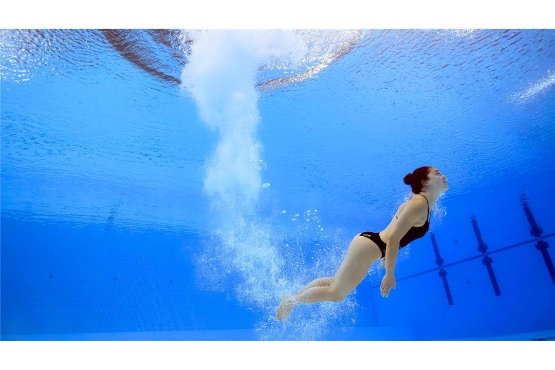 Deutsche Wasserspringerin Saskia Oettinghaus taucht nach ihrem Sprung vom 3-Meter-Brett.