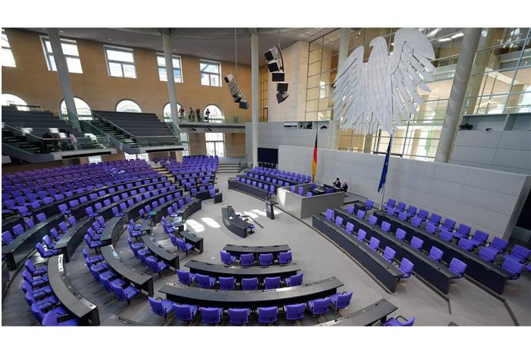 Deutscher Bundestag in Berlin: Ampel und Union haben sich im Bundestag nach langem Ringen auf ein Papier gegen Antisemitismus geeinigt (Symbolfoto).