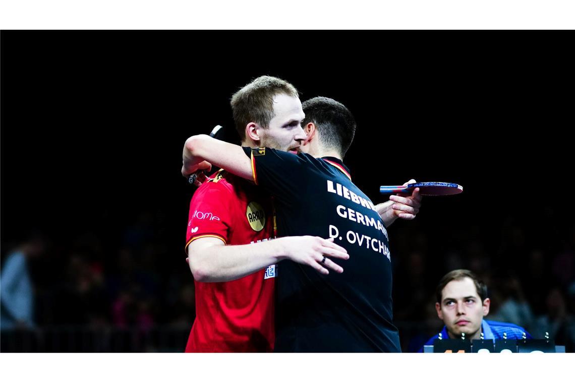 Deutsches Duell bei der Tischtennis-EM: Benedikt Duda (l) schlägt überraschend Dimitrij Ovtcharov.